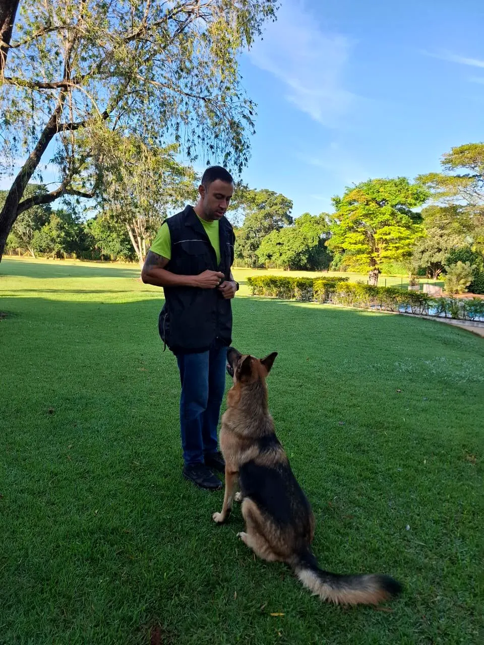 Pastor sentado olhando para o Ricardo no campo